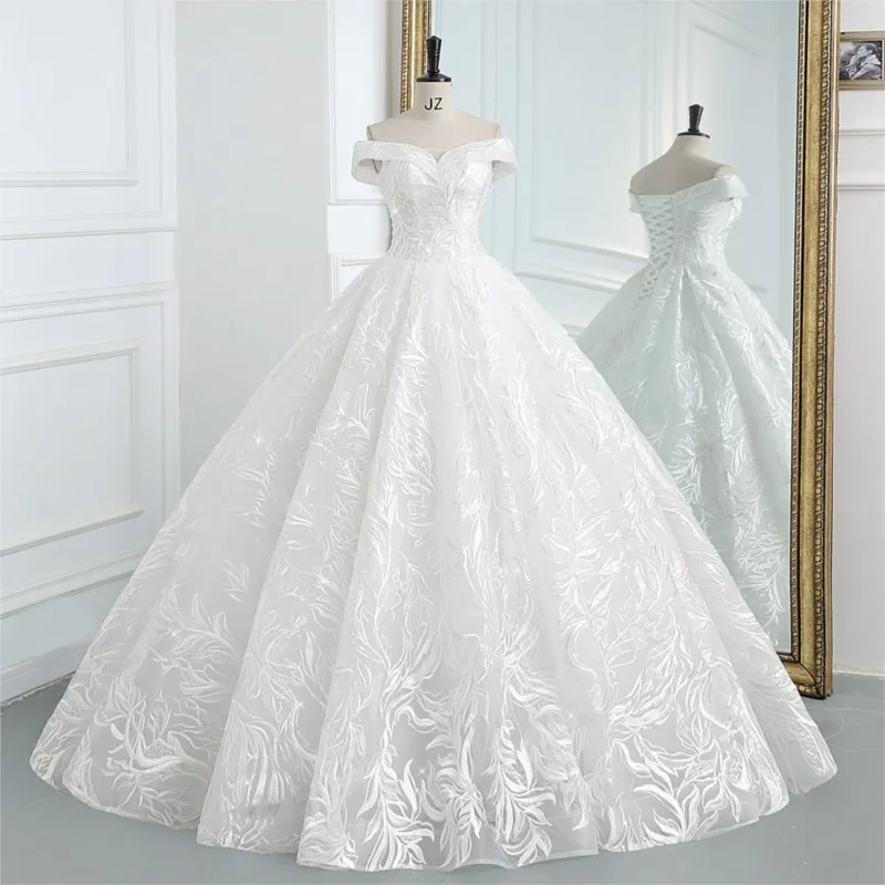 A new floor-length lace dress with one-shoulder design
A new floor-length lace dress with one-shoulder design