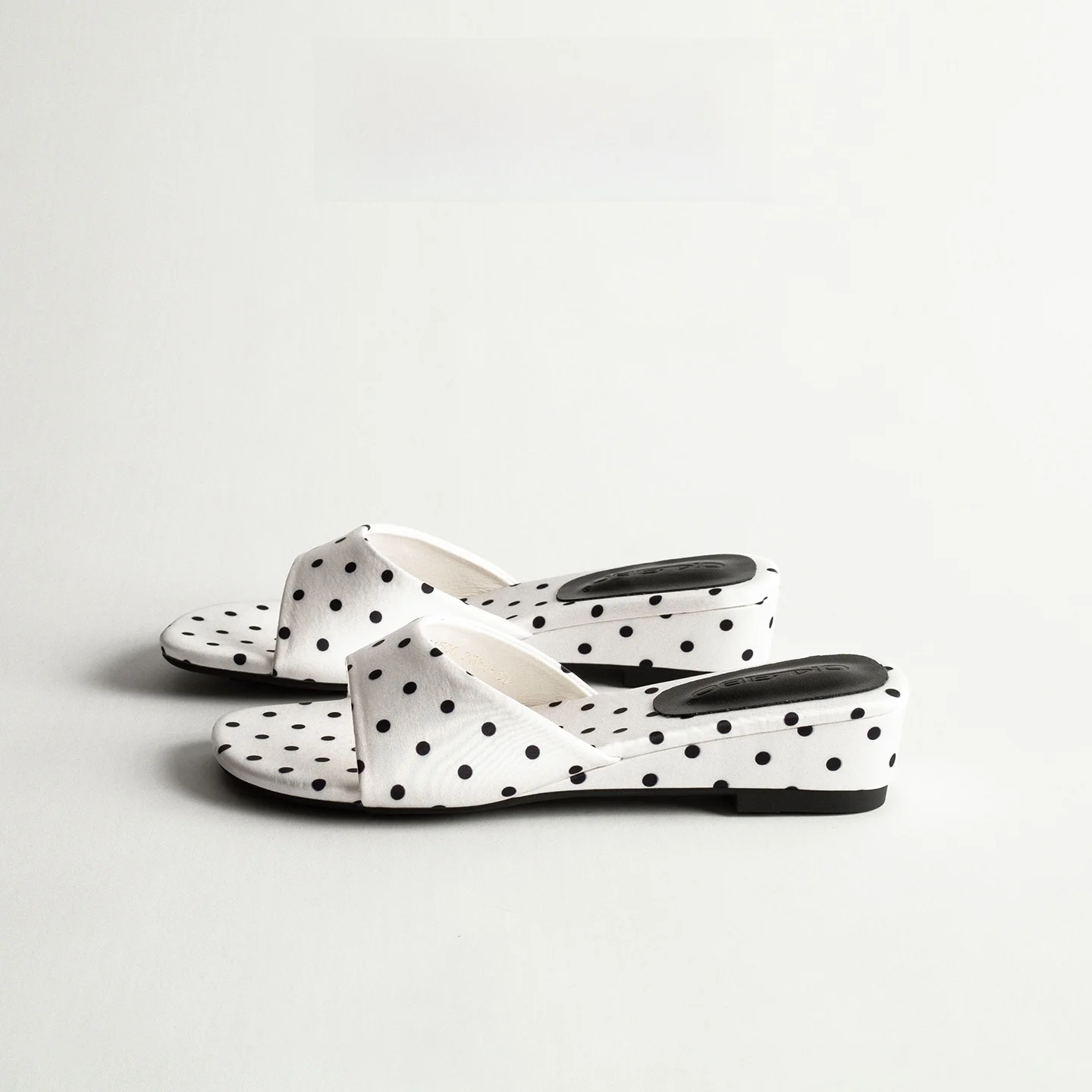Dotted Summer Women's Slippers Casual Beachwear Knot Ultra-Fine Fiber Inner Comfortable Rubber Sole High-Backed
Dotted Summer Women's Slippers Casual Beachwear Knot Ultra-Fine Fiber Inner Comfortable Rubber Sole High-Backed