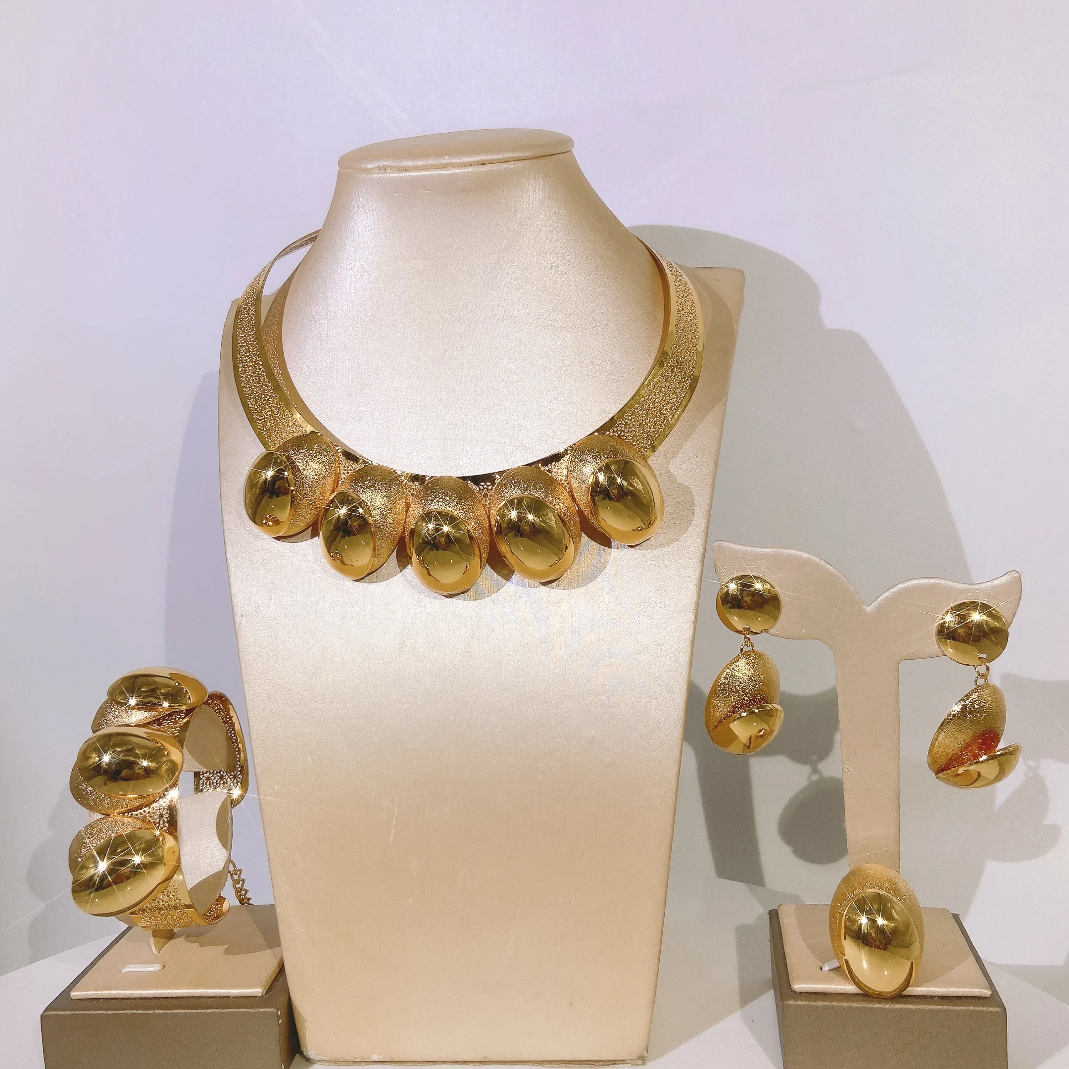 Fashion Women's Gold Necklace Earrings 4-piece Jewelry Set Punk Luxury African Bracelet Banquet Party Ethiopian Gift
Fashion Women's Gold Necklace Earrings 4-piece Jewelry Set Punk Luxury African Bracelet Banquet Party Ethiopian Gift