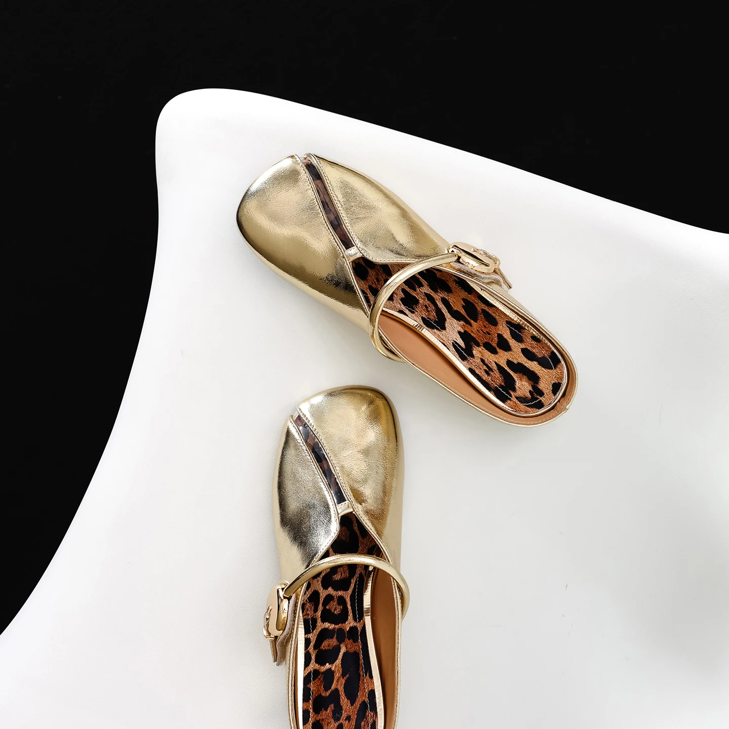 Fashion Women Classic Slippers Top Quality Wedge Heels Genuine Leather Casual Loafers comfortable Mules Slides Flats Shoes
Fashion Women Classic Slippers Top Quality Wedge Heels Genuine Leather Casual Loafers comfortable Mules Slides Flats Shoes