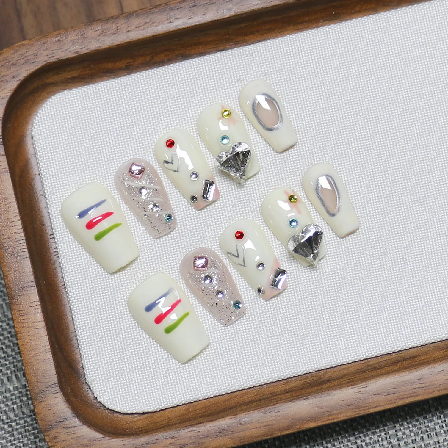 10 шт., короткие накладные ногти ручной работы, ретро, милые допаминовые любовные бриллианты, дизайн Y2k, накладные ногти, носимые советы по дизайну ногтей Spice Girls
10 шт., короткие накладные ногти ручной работы, ретро, милые допаминовые любовные бриллианты, дизайн Y2k, накладные ногти, носимые советы по дизайну ногтей Spice Girls