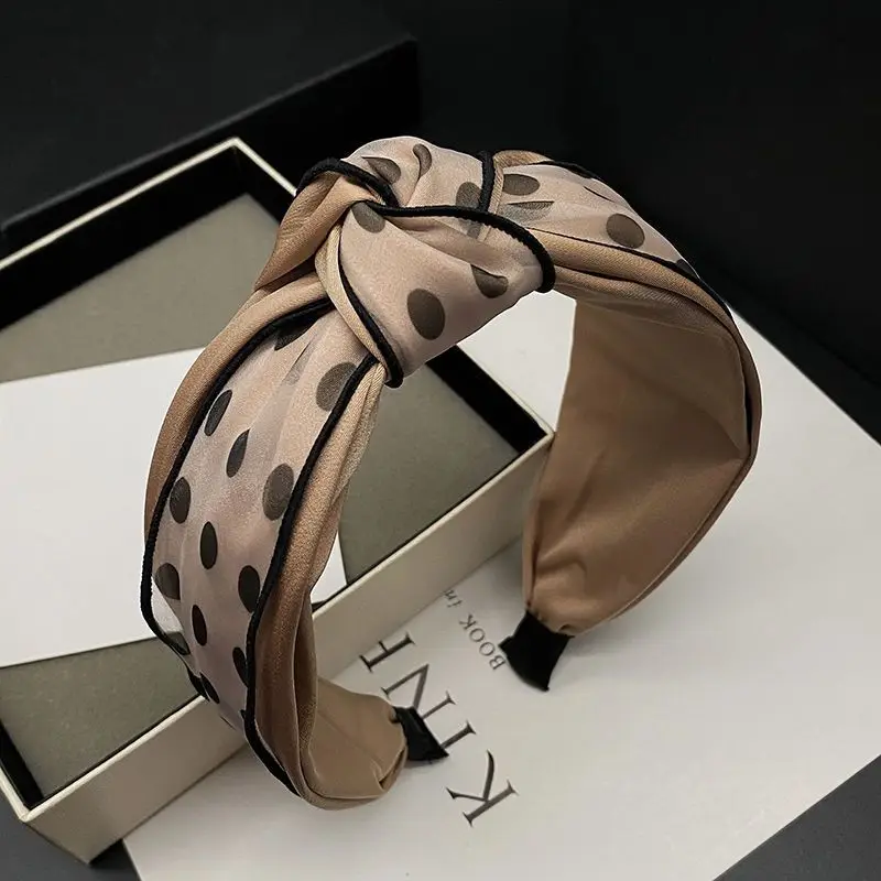 New headband with high-end feel, high cranial top temperament, wide edge compression, face washing and knotting style
New headband with high-end feel, high cranial top temperament, wide edge compression, face washing and knotting style