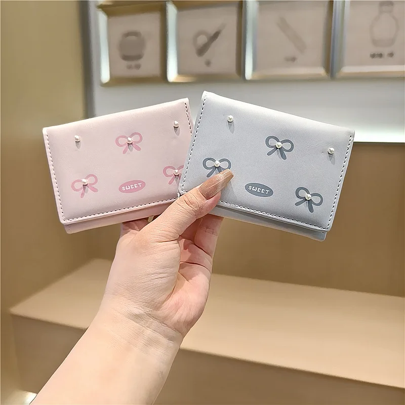 The New Fresh Pearl Bow Mini Portable Three-fold Student Thin Short Change Storage Bag
The New Fresh Pearl Bow Mini Portable Three-fold Student Thin Short Change Storage Bag