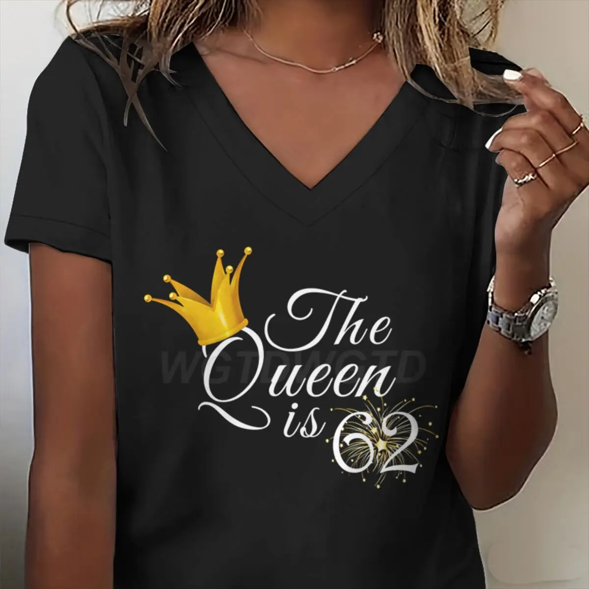 The Queen Is 62 Birthday Print V Neck T-Shirt Women Casual Tee for 62th Birthday Celebrations & Daily Wear 62 Years Old T-Shirt
The Queen Is 62 Birthday Print V Neck T-Shirt Women Casual Tee for 62th Birthday Celebrations & Daily Wear 62 Years Old T-Shirt