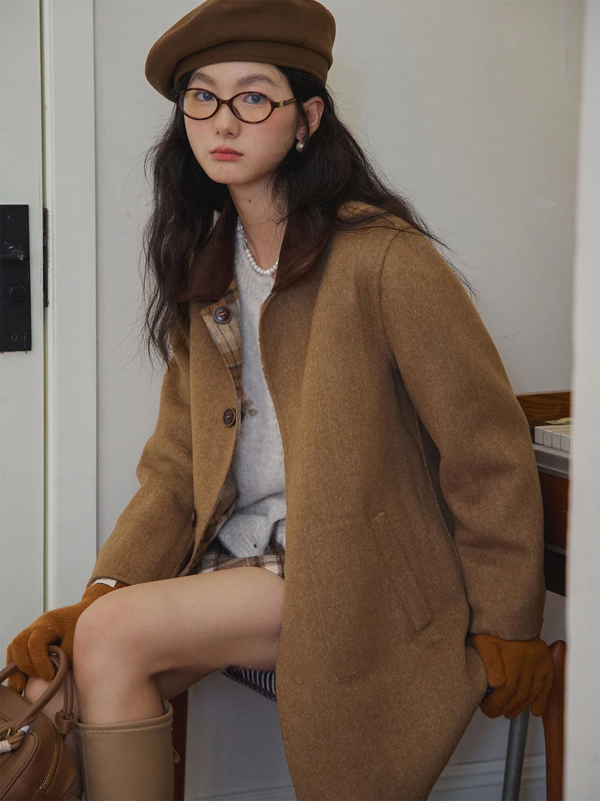 Двустороннее шерстяное пальто в клетку от Flower Squirrel Miss: Теплое классическое двустороннее пальто-жакет цвета каштана для осени
Двустороннее шерстяное пальто в клетку от Flower Squirrel Miss: Теплое классическое двустороннее пальто-жакет цвета каштана для осени