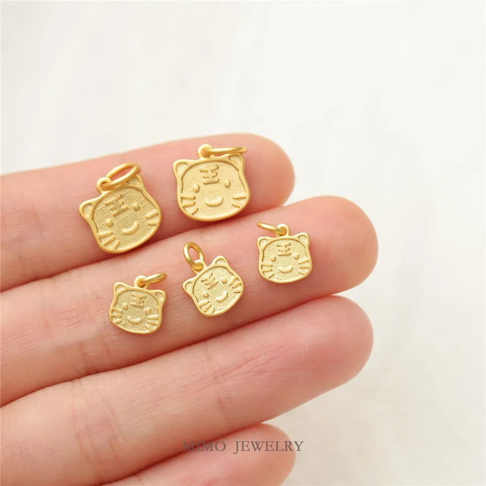 1PCS Copper Plated with Real Gold and Sand Gold Craftsmanship, Cute and Adorable Tiger Brand Pendant DIY Handmade Accessories
1PCS Copper Plated with Real Gold and Sand Gold Craftsmanship, Cute and Adorable Tiger Brand Pendant DIY Handmade Accessories