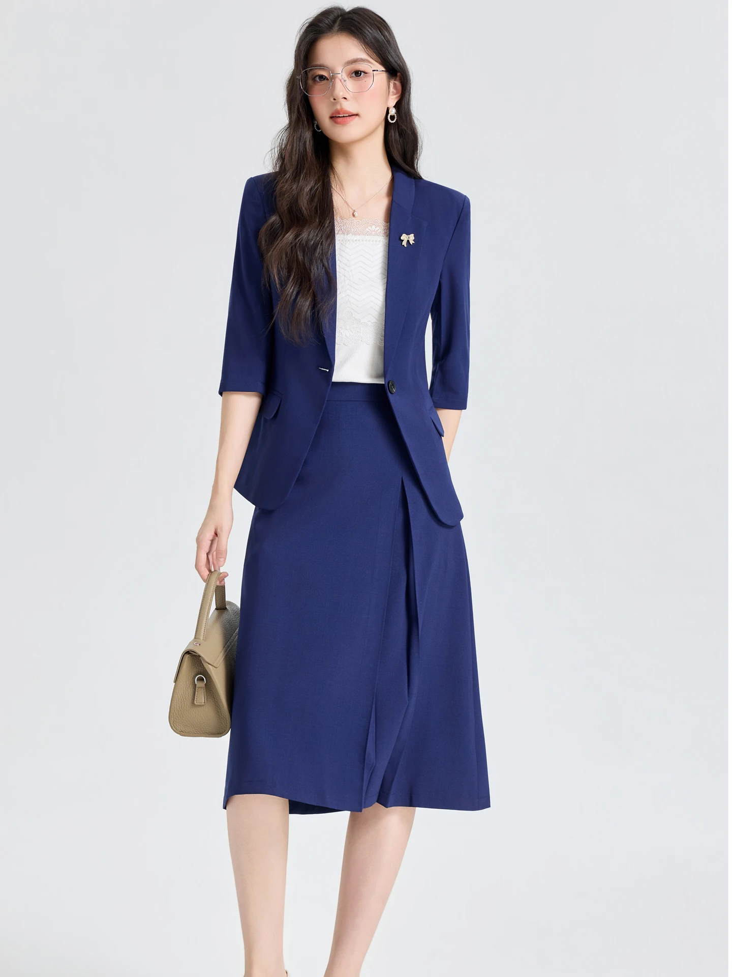 Синий женский пиджак с рукавом 3/4, повседневный, приталенный, из дышащего полиэстера, с круглым низом, на одной пуговице
Синий женский пиджак с рукавом 3/4, повседневный, приталенный, из дышащего полиэстера, с круглым низом, на одной пуговице