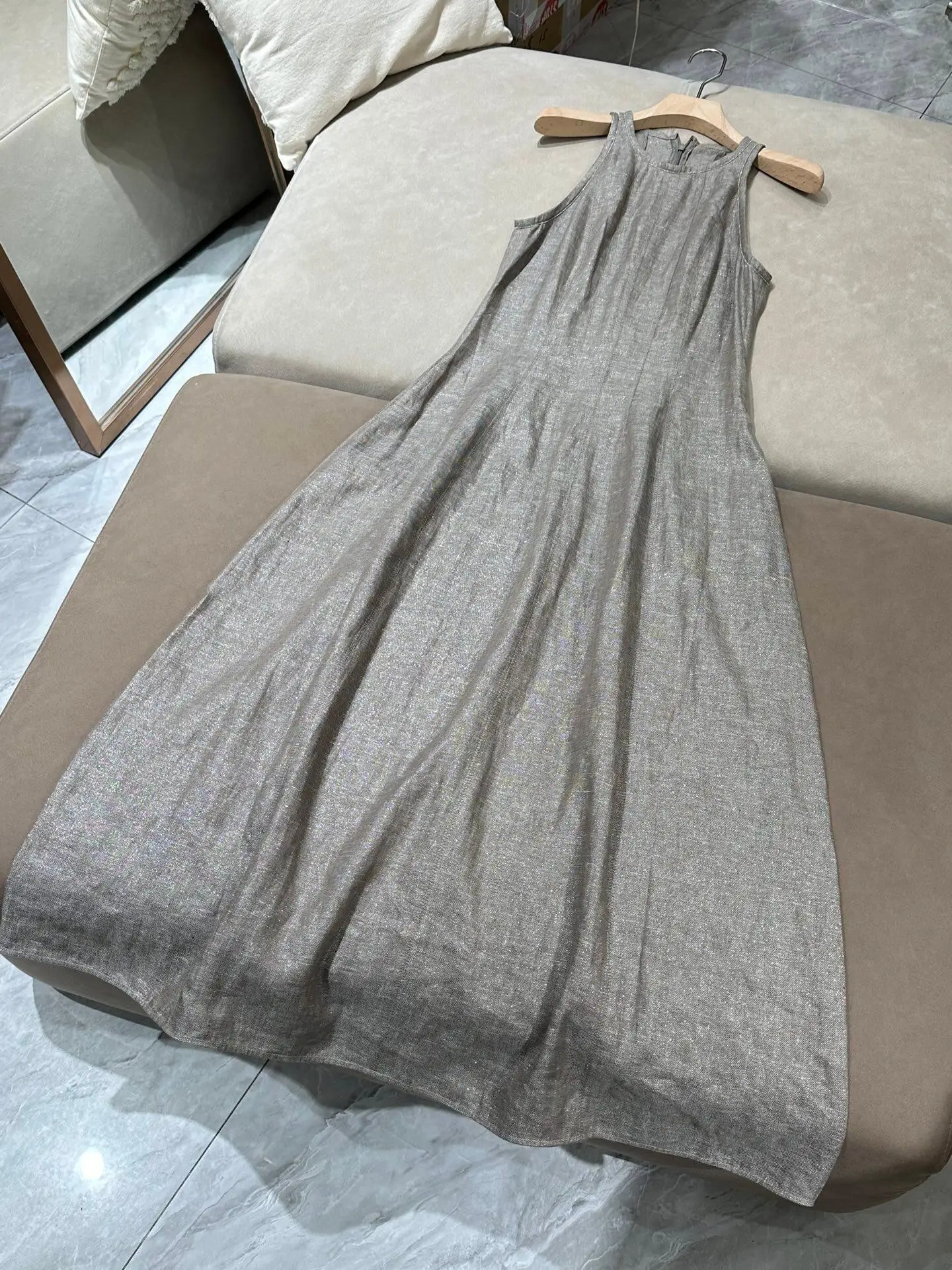 Summer sparkling silver shiny linen minimalist drape high-end dress
Summer sparkling silver shiny linen minimalist drape high-end dress