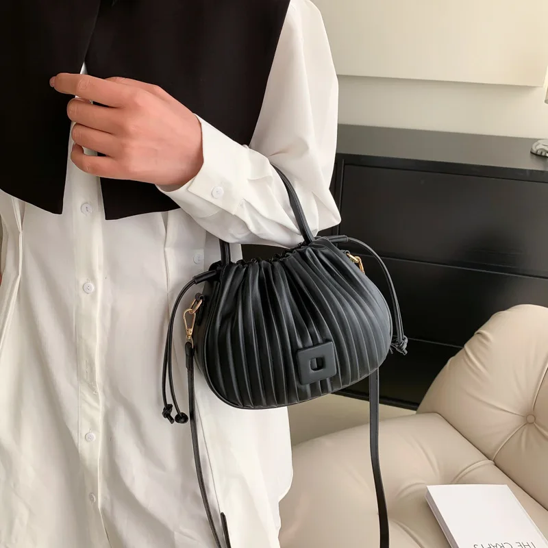 Korean Ladies Tote Bucket Bag Retro Pleated Ladies Shoulder Bag Fashion Drawstring Girl Crossbody Bag Metal Decoration PU Materi
Korean Ladies Tote Bucket Bag Retro Pleated Ladies Shoulder Bag Fashion Drawstring Girl Crossbody Bag Metal Decoration PU Materi