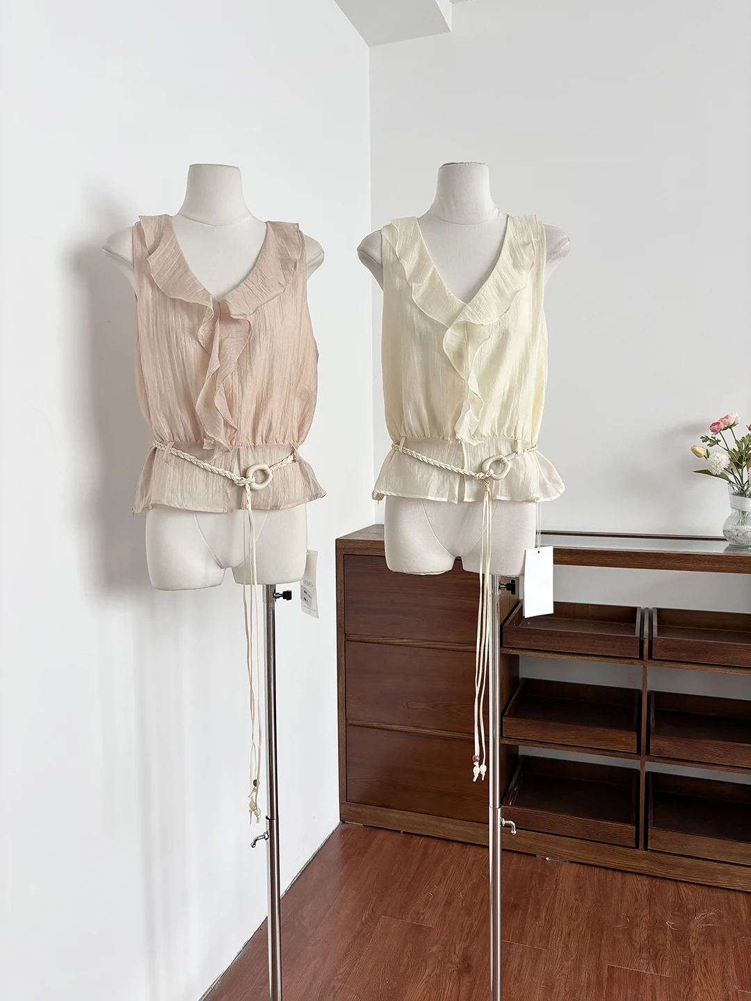 Elegant V-neck Vest Women's Style Summer 2026 Slimming Flounce Detail Top Quality Polyester Fiber Casual Fashion
Elegant V-neck Vest Women's Style Summer 2026 Slimming Flounce Detail Top Quality Polyester Fiber Casual Fashion
