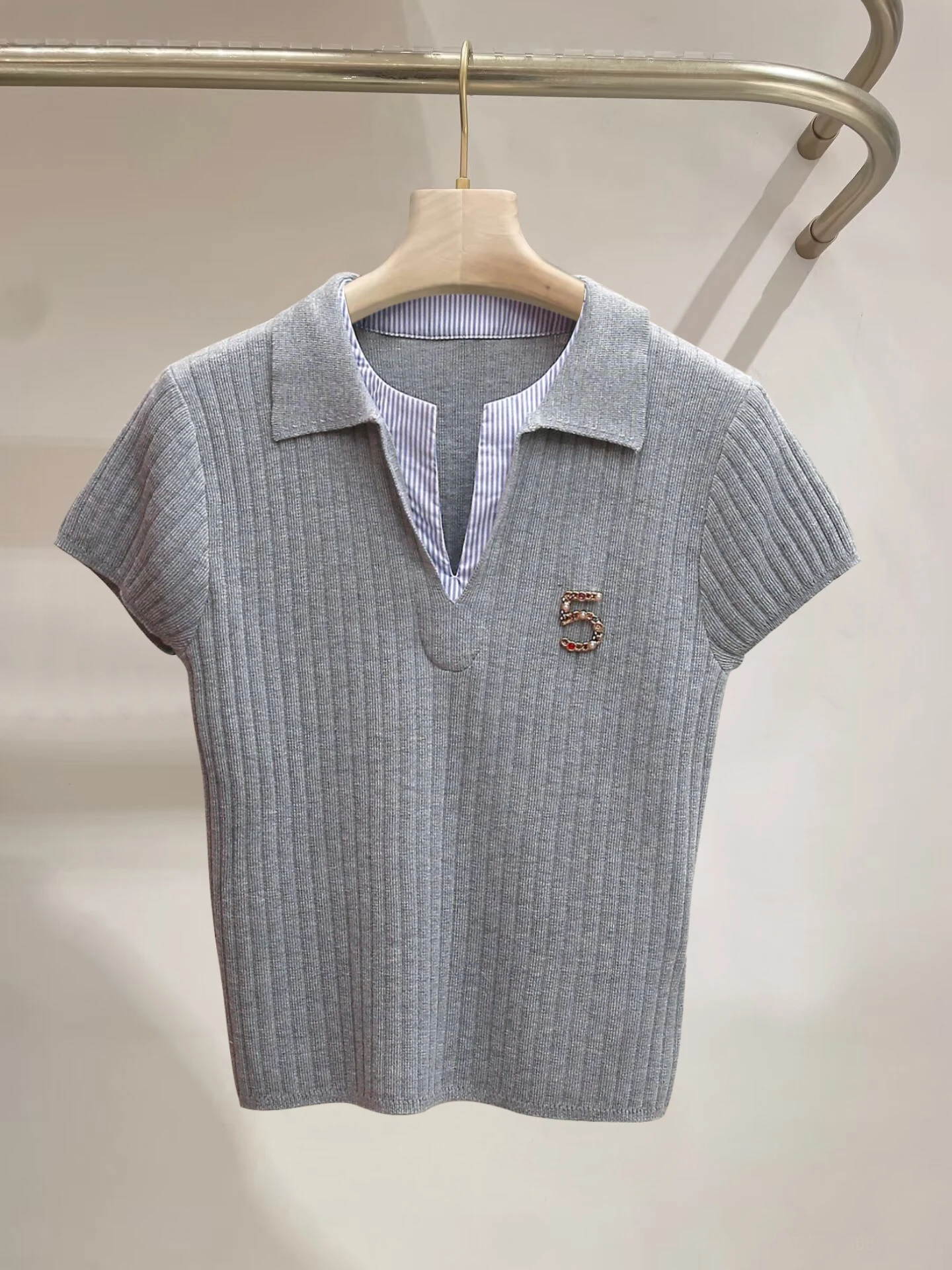 Casual Stripe Knitted T-Shirt V-Neck Short Sleeve Versatile Age-Defying Two-Piece Look Women's Summer Fashion Loose Fit Knitwear
Casual Stripe Knitted T-Shirt V-Neck Short Sleeve Versatile Age-Defying Two-Piece Look Women's Summer Fashion Loose Fit Knitwear