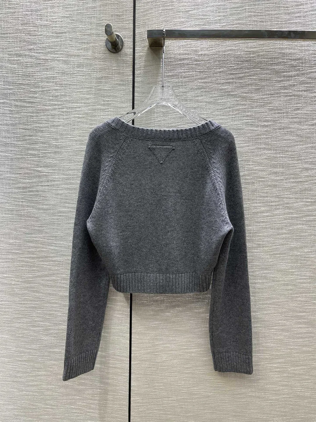Autumn New minimalist retro V-neck exposed navel short knit wool long sleeved cardigan
Autumn New minimalist retro V-neck exposed navel short knit wool long sleeved cardigan