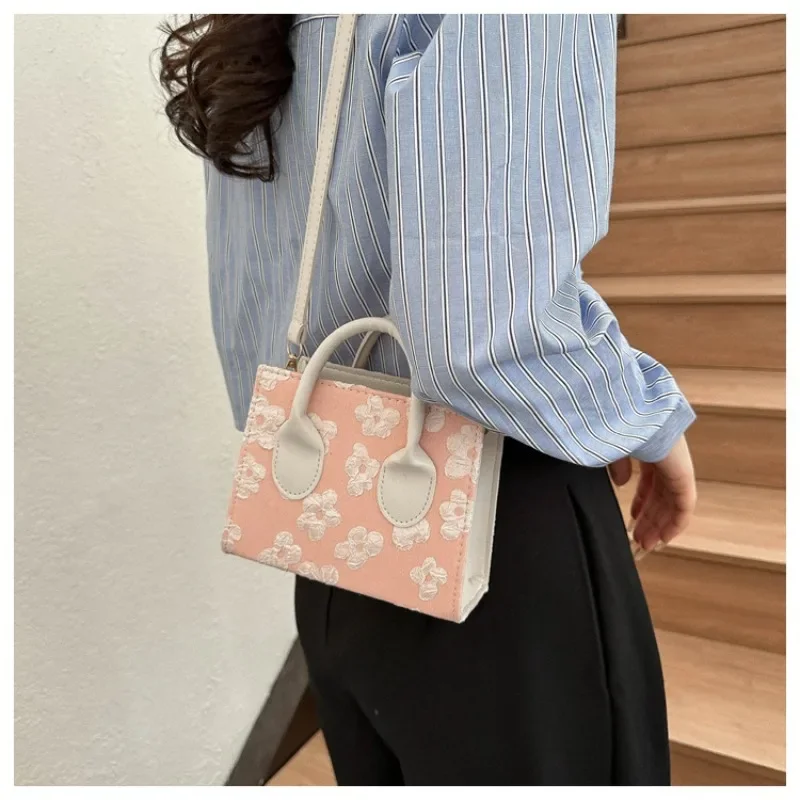 Autumn Embossed Small Square Shoulder Bag for Women Solid Color Fashion Portable Shoulder Bag Simple Retro Female Crossbody Bag
Autumn Embossed Small Square Shoulder Bag for Women Solid Color Fashion Portable Shoulder Bag Simple Retro Female Crossbody Bag