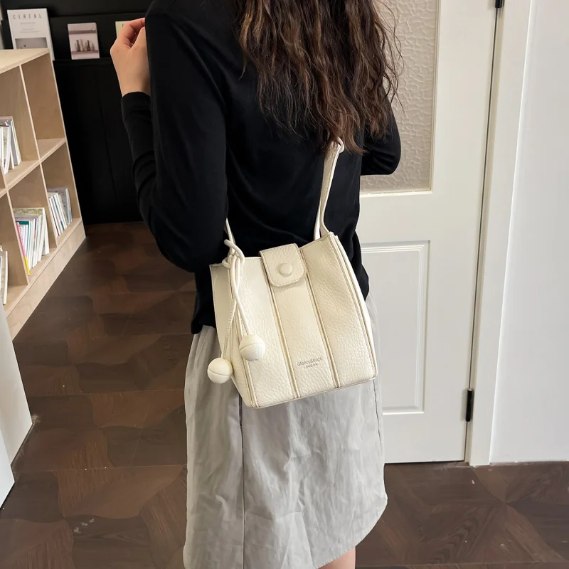 Korean-style minimalist patchwork bucket bag2026Spring new fashion commuter shoulder bag, stylish retro trendy handbag
Korean-style minimalist patchwork bucket bag2026Spring new fashion commuter shoulder bag, stylish retro trendy handbag