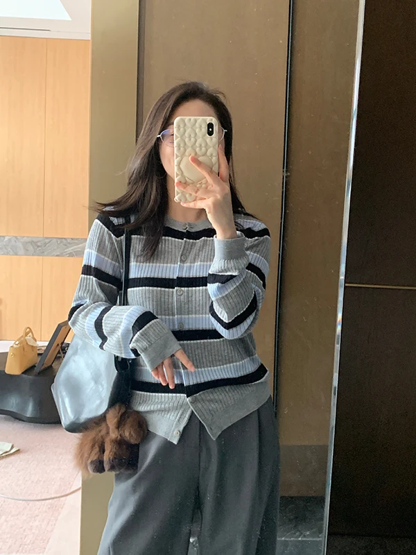 Spring Style Korean Mixed Wool Silk Knitted Cardigan Striped Grey Blue Contrast Color Vertical Pit Stripe Knitted Open Shirt
Spring Style Korean Mixed Wool Silk Knitted Cardigan Striped Grey Blue Contrast Color Vertical Pit Stripe Knitted Open Shirt