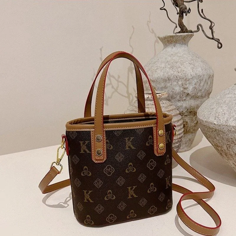 Модная женская большая сумка из мягкой кожи с повседневным простым винтажным и элитным вневременным образом
Модная женская большая сумка из мягкой кожи с повседневным простым винтажным и элитным вневременным образом 