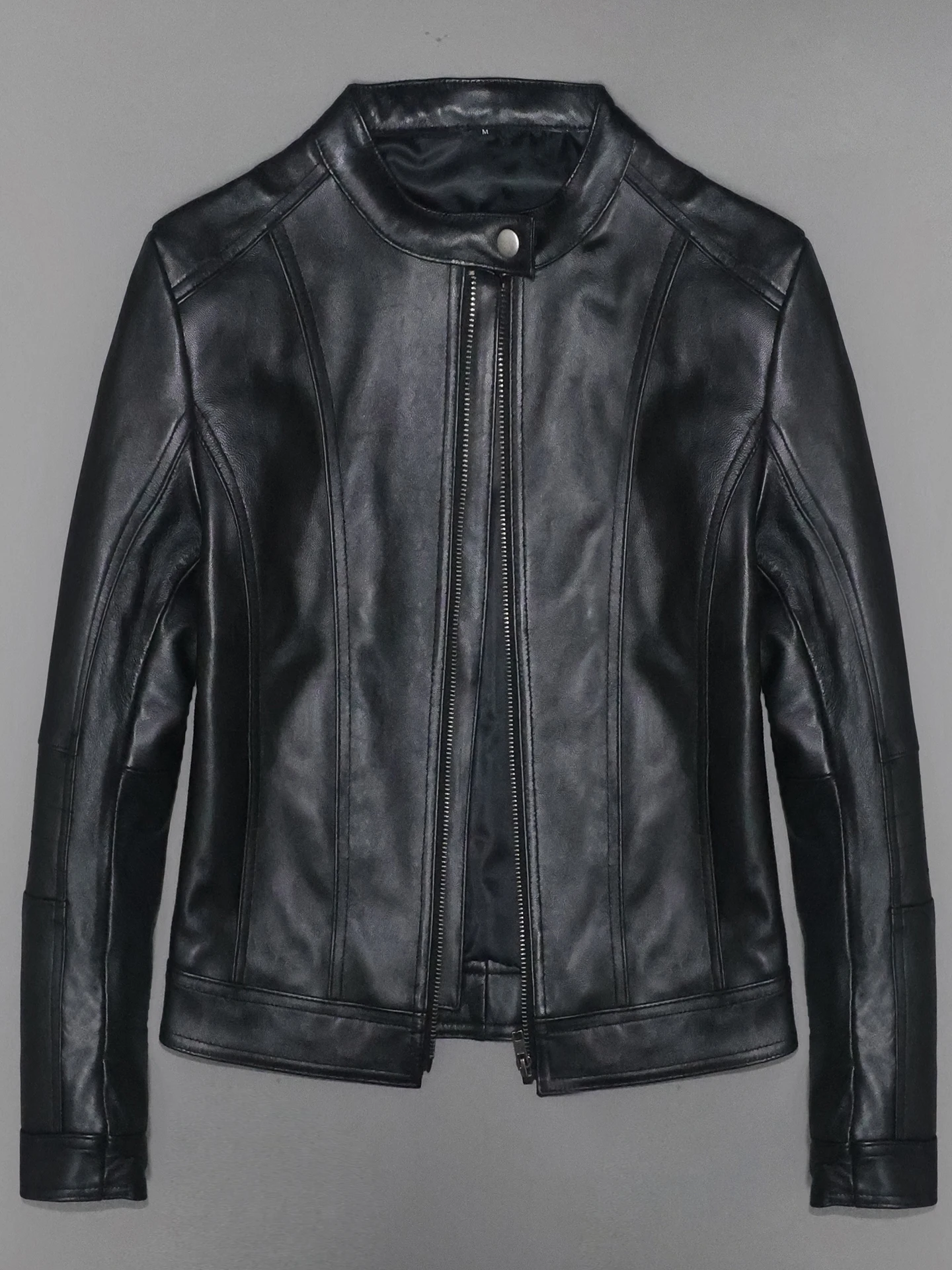 Женская приталенная куртка из натуральной овчины с воротником-стойкой, простой дизайн, ветрозащитная, на молнии, профессиональная защита от ветра.
Женская приталенная куртка из натуральной овчины с воротником-стойкой, простой дизайн, ветрозащитная, на молнии, профессиональная защита от ветра.