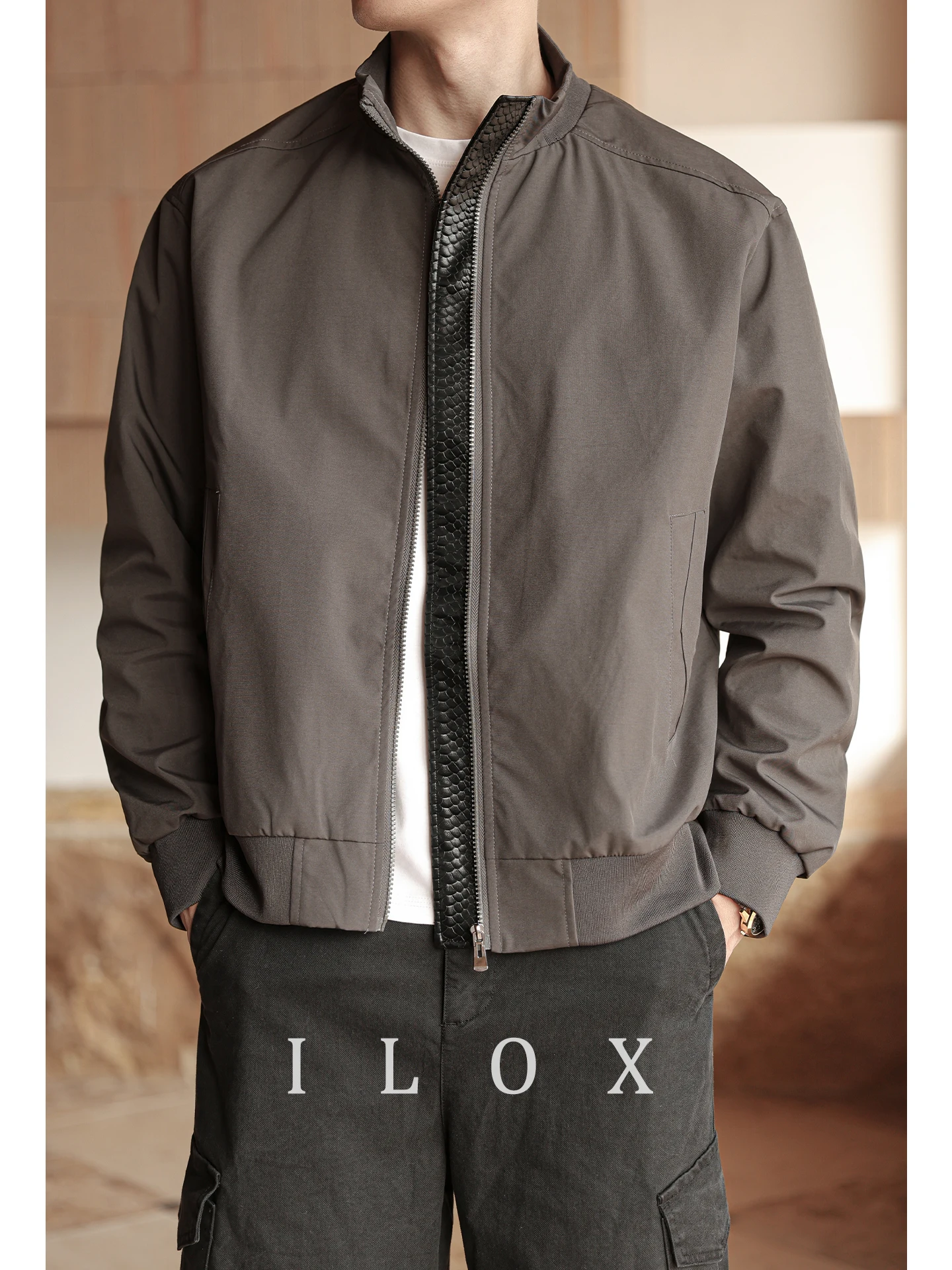 Мужская куртка ILOX в американском ретро-стиле из ткани Окс и искусственной кожи, новая весенне-осенняя модель, деловой стиль, с воротником-стойкой
Мужская куртка ILOX в американском ретро-стиле из ткани Окс и искусственной кожи, новая весенне-осенняя модель, деловой стиль, с воротником-стойкой