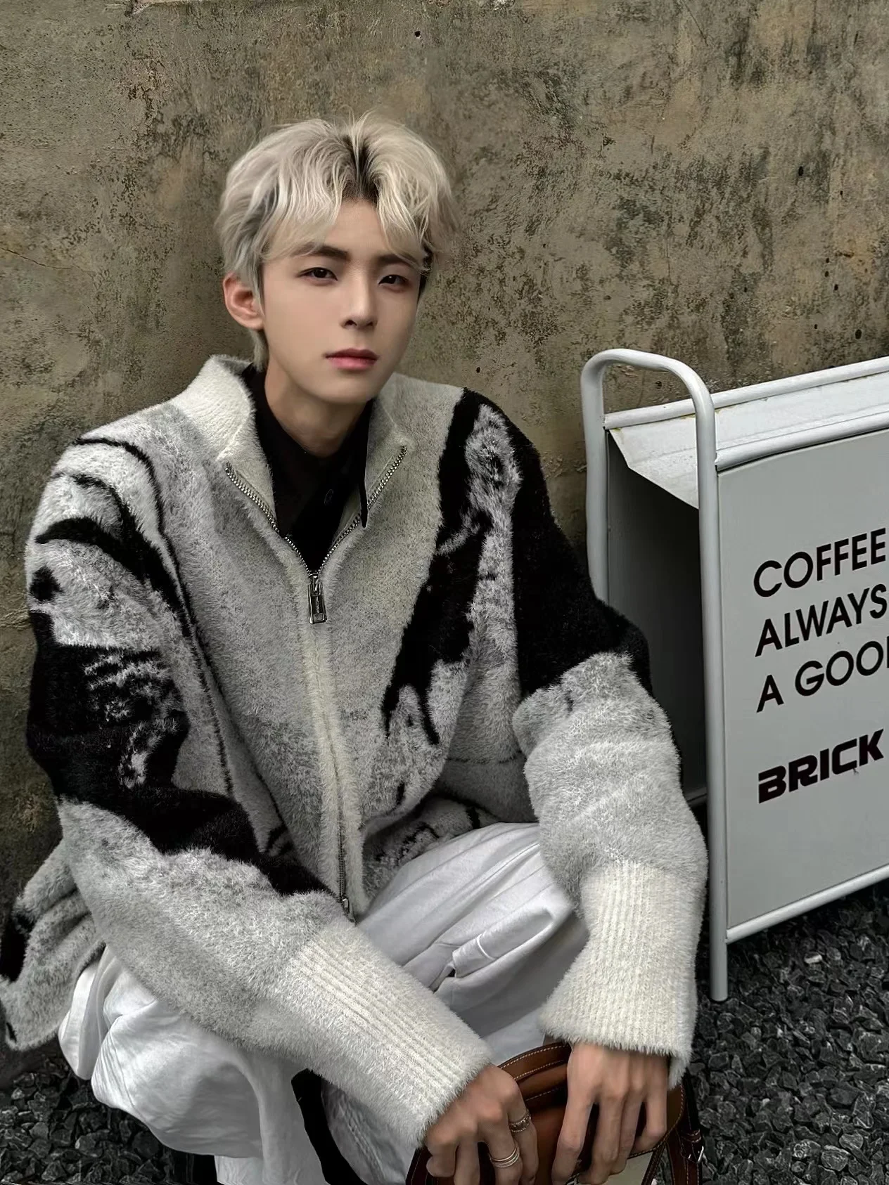 Винтажный мужской вязаный кардиган с вышивкой в виде шипов, осенне-зимний, свободного кроя, с длинными рукавами, повседневная одежда
Винтажный мужской вязаный кардиган с вышивкой в виде шипов, осенне-зимний, свободного кроя, с длинными рукавами, повседневная одежда