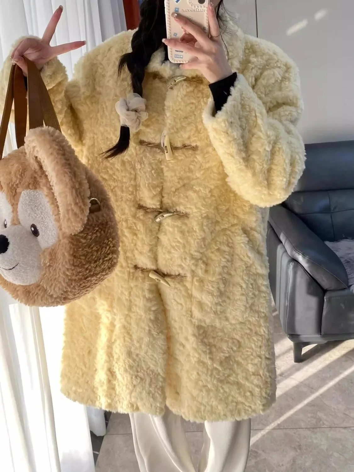 Korean Fashion Clothing Winter Soft Glutinous Environmental Protection Fur Contrasting Color Bull Horn Button Long Coat Women
Korean Fashion Clothing Winter Soft Glutinous Environmental Protection Fur Contrasting Color Bull Horn Button Long Coat Women