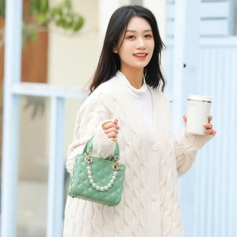 Fashion Shoulder Bags New Pearl Chain Women Crossbody Bags Jelly Bags PVC Leisure Handheld Bags Versatile Lady Small Square Bags
Fashion Shoulder Bags New Pearl Chain Women Crossbody Bags Jelly Bags PVC Leisure Handheld Bags Versatile Lady Small Square Bags