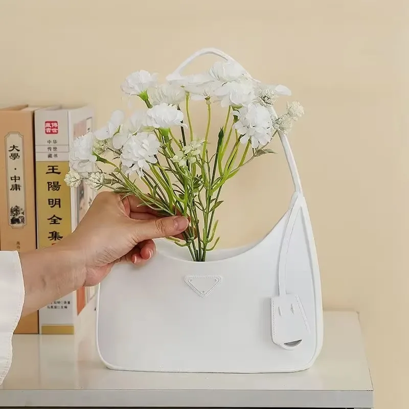 Modern Handbag Vases Elegant Flower Vase Interior Vase Holder Nordic Flowerpot Ornaments Aesthetic Home Decoration Accessories
Modern Handbag Vases Elegant Flower Vase Interior Vase Holder Nordic Flowerpot Ornaments Aesthetic Home Decoration Accessories