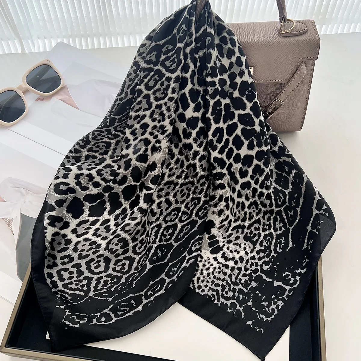 Square Scarf For Women Bandanna Spring/Summer Leopard Print Headband Neckerchief Imitation Silk Hair Scarf With A Shirt
Square Scarf For Women Bandanna Spring/Summer Leopard Print Headband Neckerchief Imitation Silk Hair Scarf With A Shirt