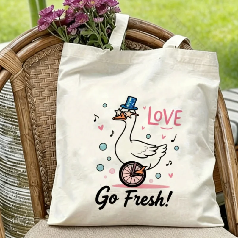 1 шт. "Go Fresh!" Милая холщовая сумка-тоут с изображением гуся на одноколесном транспорте, экологичная, многоразовая, на плечо, для повседневного использования
1 шт. "Go Fresh!" Милая холщовая сумка-тоут с изображением гуся на одноколесном транспорте, экологичная, многоразовая, на плечо, для повседневного использования