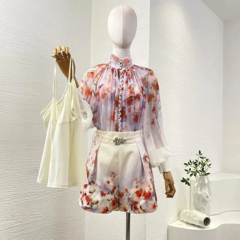 2025 Spring Summer High Quality New Pleats Floral Print Long Sleeve Stand Collar Blouse and Shorts Set Women Outfit
2025 Spring Summer High Quality New Pleats Floral Print Long Sleeve Stand Collar Blouse and Shorts Set Women Outfit