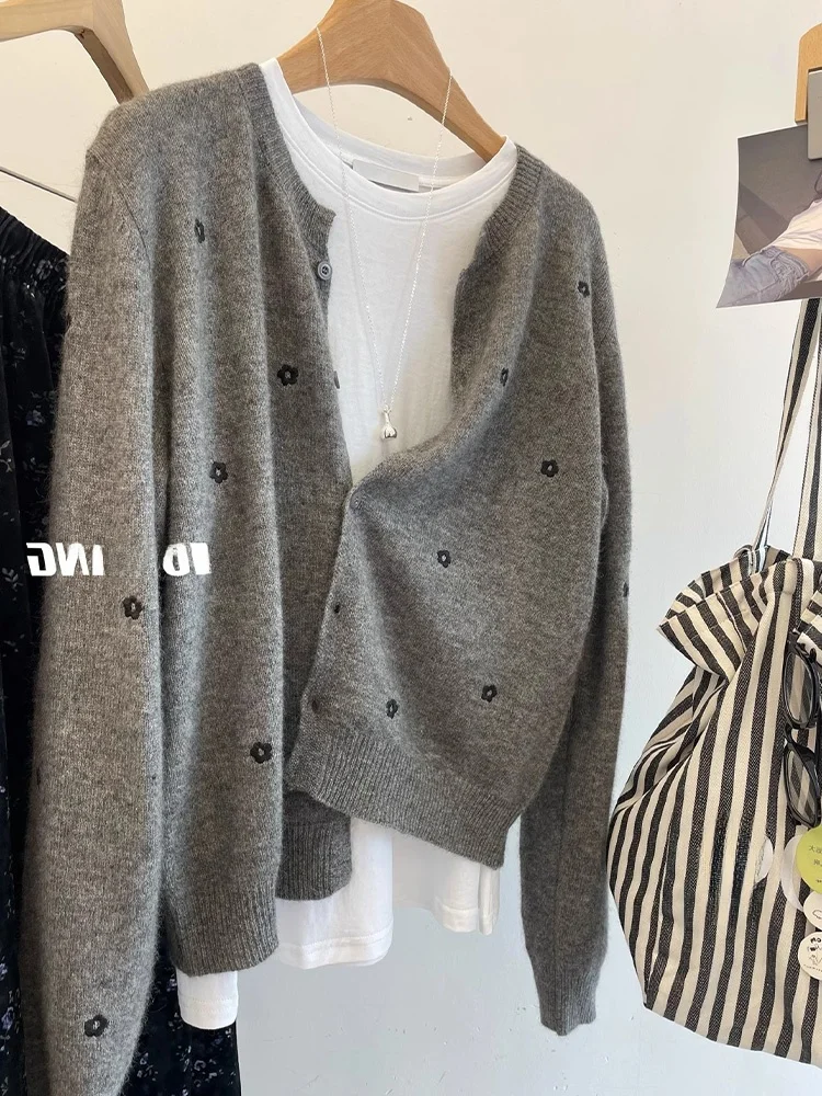 Sweet Comfortable Long Sleeve Knitted Sweater Embroidered Floral Soft Loose Women's Style Commute Korean Straight Cut Cardigan
Sweet Comfortable Long Sleeve Knitted Sweater Embroidered Floral Soft Loose Women's Style Commute Korean Straight Cut Cardigan