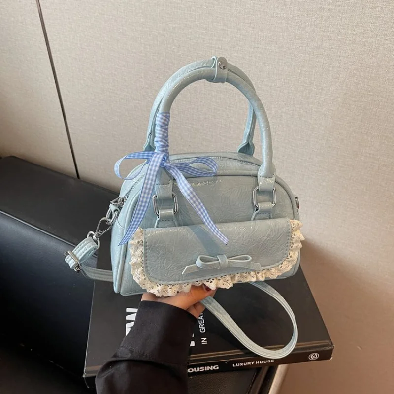 Ladies Chic Leather Crossbody Bag For Daily Commute With Adjustable Strap In Classic Design 
Ladies Chic Leather Crossbody Bag For Daily Commute With Adjustable Strap In Classic Design