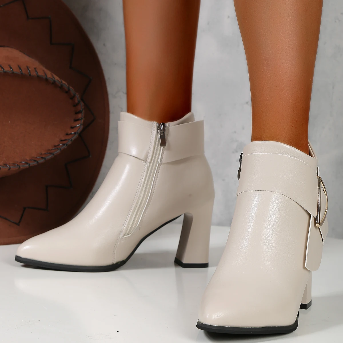 Новые модные удобные износостойкие и нескользящие женские ботинки, зимние пикантные и элегантные однотонные ботинки средней длины на молнии
Новые модные удобные износостойкие и нескользящие женские ботинки, зимние пикантные и элегантные однотонные ботинки средней длины на молнии