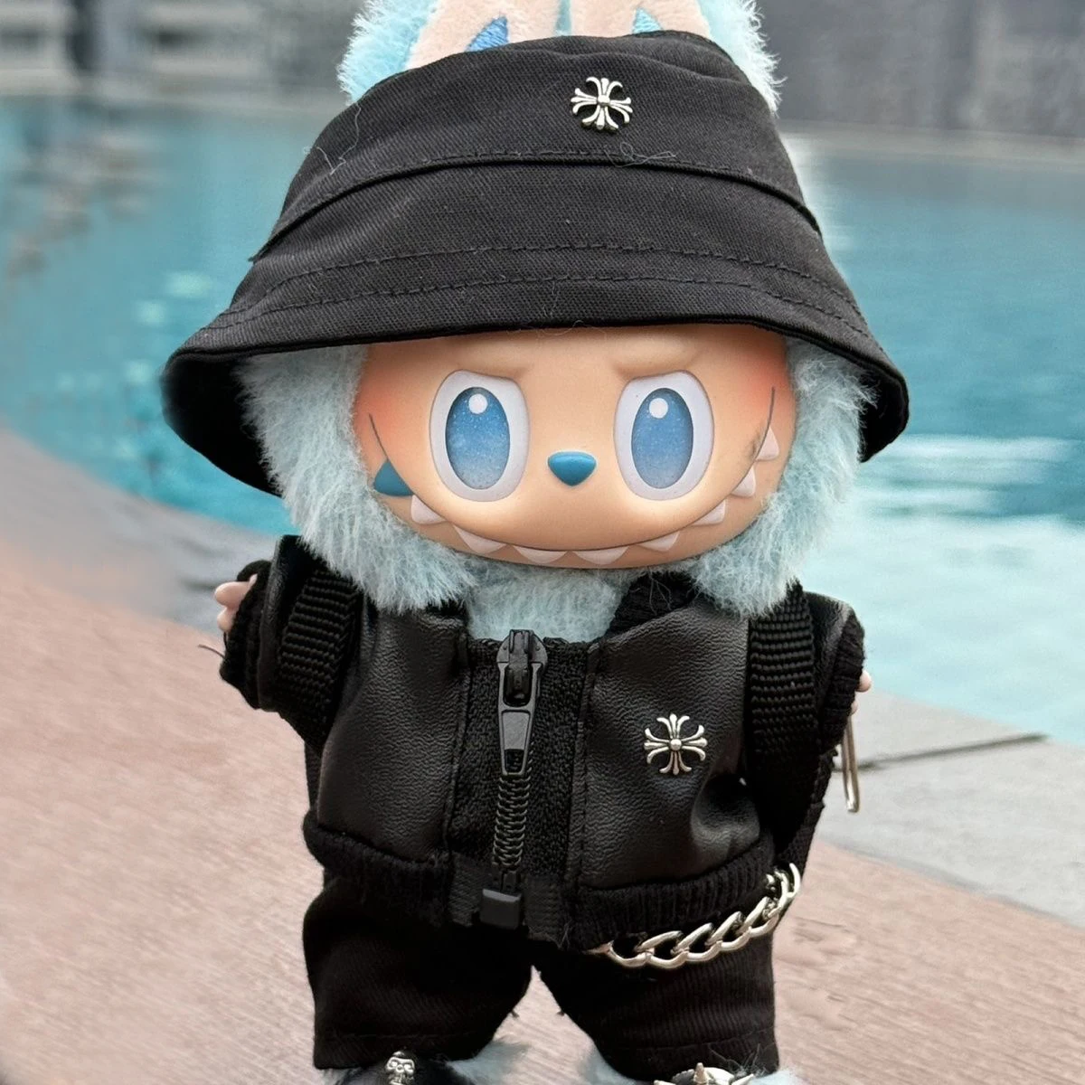 Комплект одежды для куклы 15/17 см: черная кожаная куртка, брюки, обувь, рюкзаки для Labubu – трендовая одежда, аксессуары для декора и замены
Комплект одежды для куклы 15/17 см: черная кожаная куртка, брюки, обувь, рюкзаки для Labubu – трендовая одежда, аксессуары для декора и замены