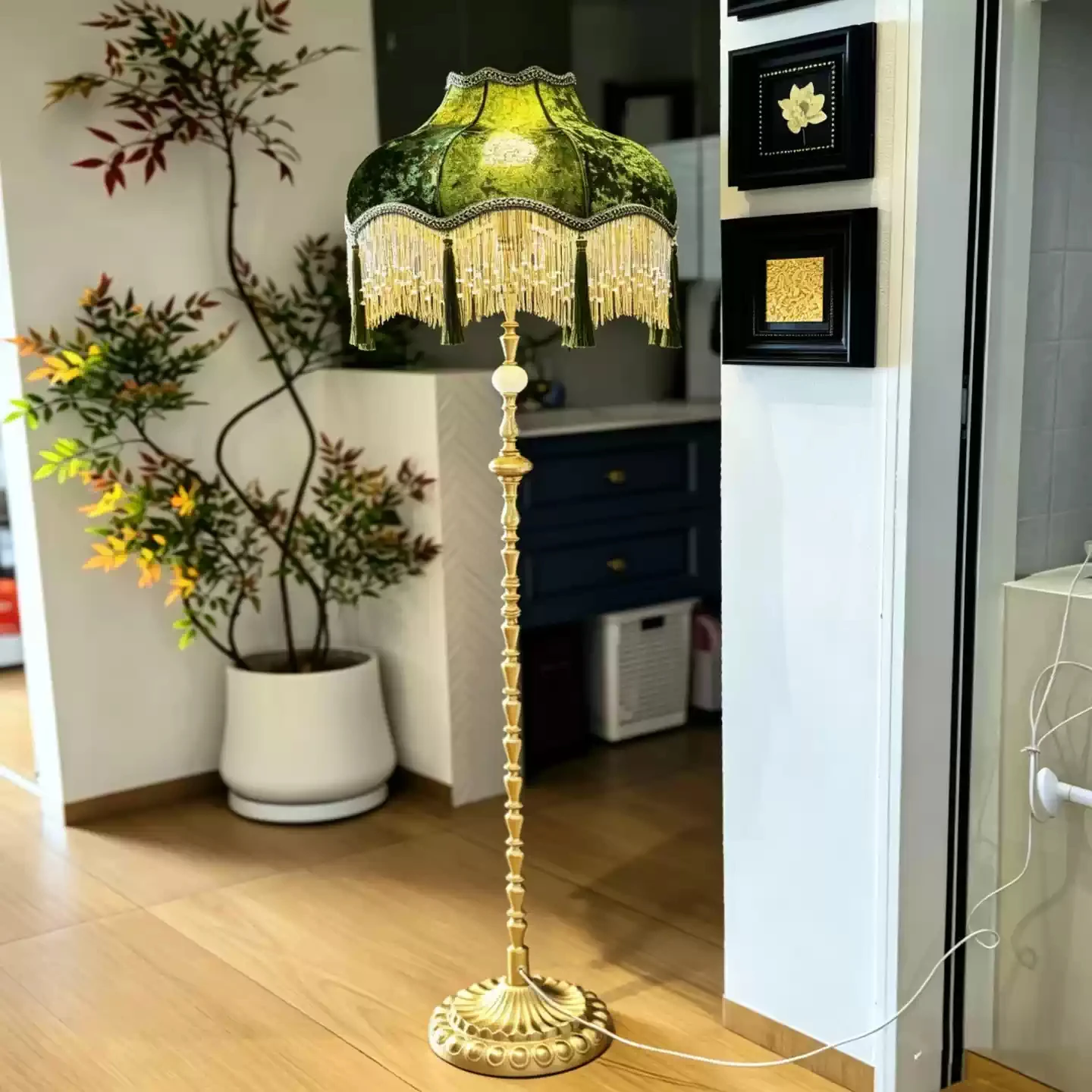 Vintage Floor Lamp Luxurious French Sofa Edge Stand Lights Green Fabric Lamp Living Room Lamp Bedroom Floor Lamp LED Home Decor
Vintage Floor Lamp Luxurious French Sofa Edge Stand Lights Green Fabric Lamp Living Room Lamp Bedroom Floor Lamp LED Home Decor