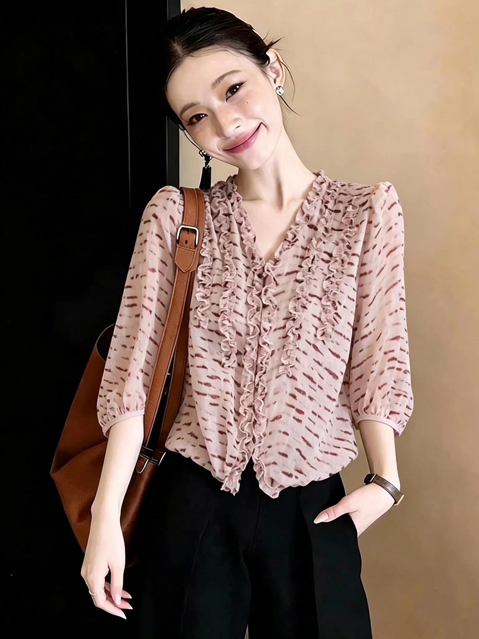 Summer New plus Size Women's Shirt Floral Print V-Neck Padded Blouse Korean Style Breathable Comfortable Casual Top
Summer New plus Size Women's Shirt Floral Print V-Neck Padded Blouse Korean Style Breathable Comfortable Casual Top