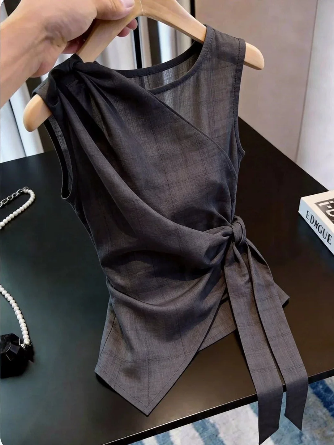 Elegant Sleeveless Vest 2026 Summer Trend Tie Design Commute Women's Top Korean Style Straight Cut Silk Material round Neck
Elegant Sleeveless Vest 2026 Summer Trend Tie Design Commute Women's Top Korean Style Straight Cut Silk Material round Neck