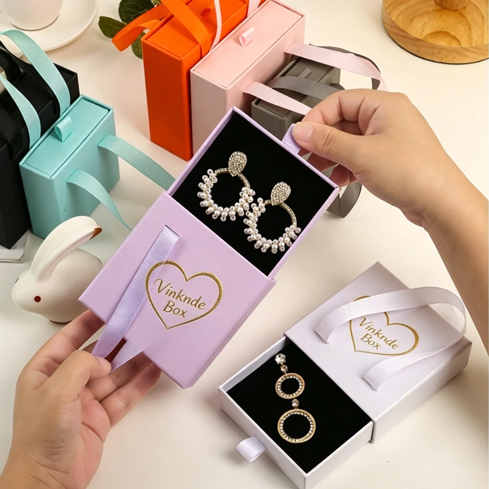 24Pcs Custom Logo Paper Sliding Drawers Jewelry Boxes for Ring Necklace Bracelet Jewellry Gift Box Packaging With Ribbon Handle
24Pcs Custom Logo Paper Sliding Drawers Jewelry Boxes for Ring Necklace Bracelet Jewellry Gift Box Packaging With Ribbon Handle