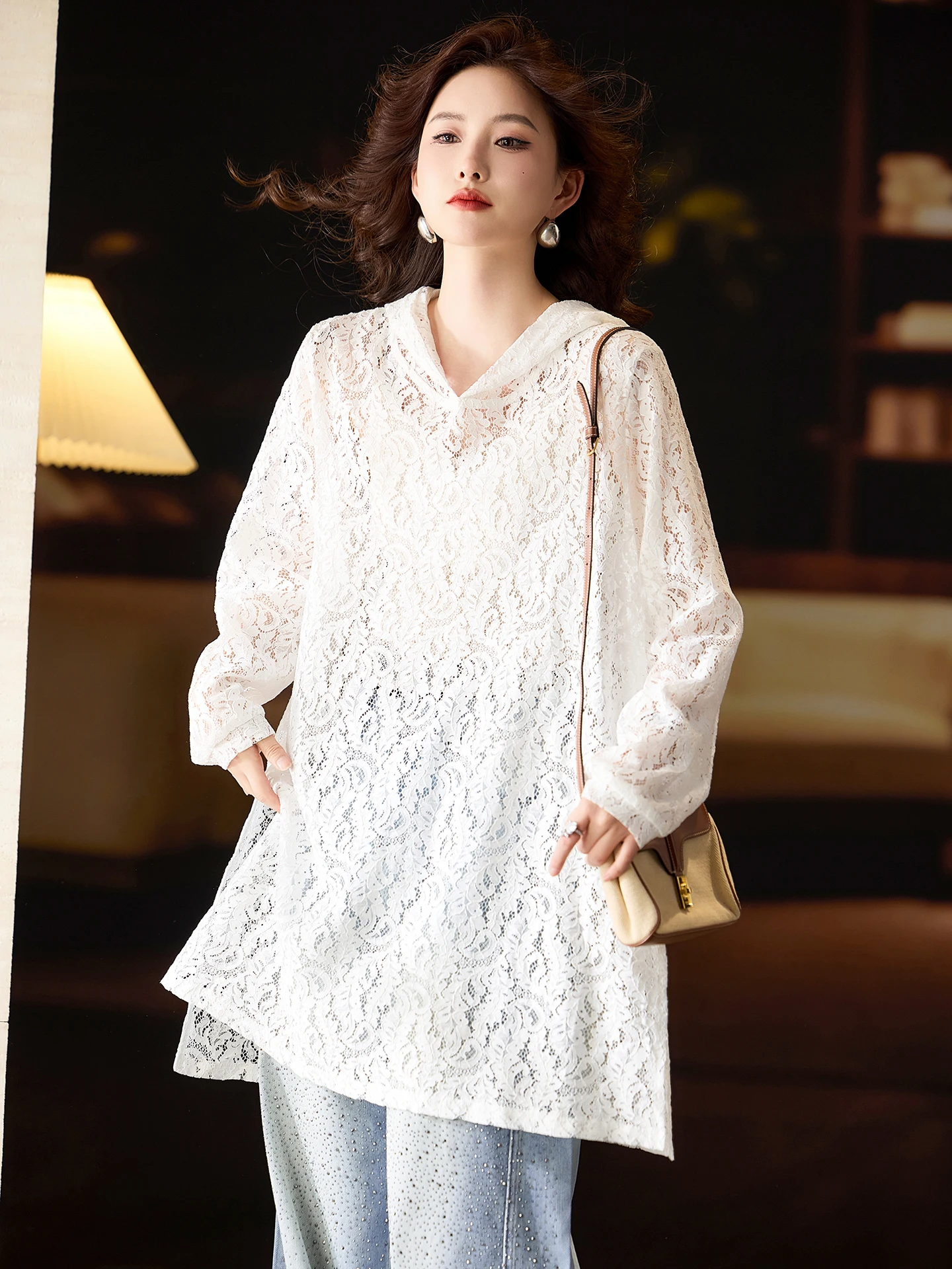 Свободная женская кружевная рубашка средней длины с капюшоном в уличном стиле, новинка весны, большие размеры, повседневная, дышащая, из нейлонового волокна, женский топ
Свободная женская кружевная рубашка средней длины с капюшоном в уличном стиле, новинка весны, большие размеры, повседневная, дышащая, из нейлонового волокна, женский топ