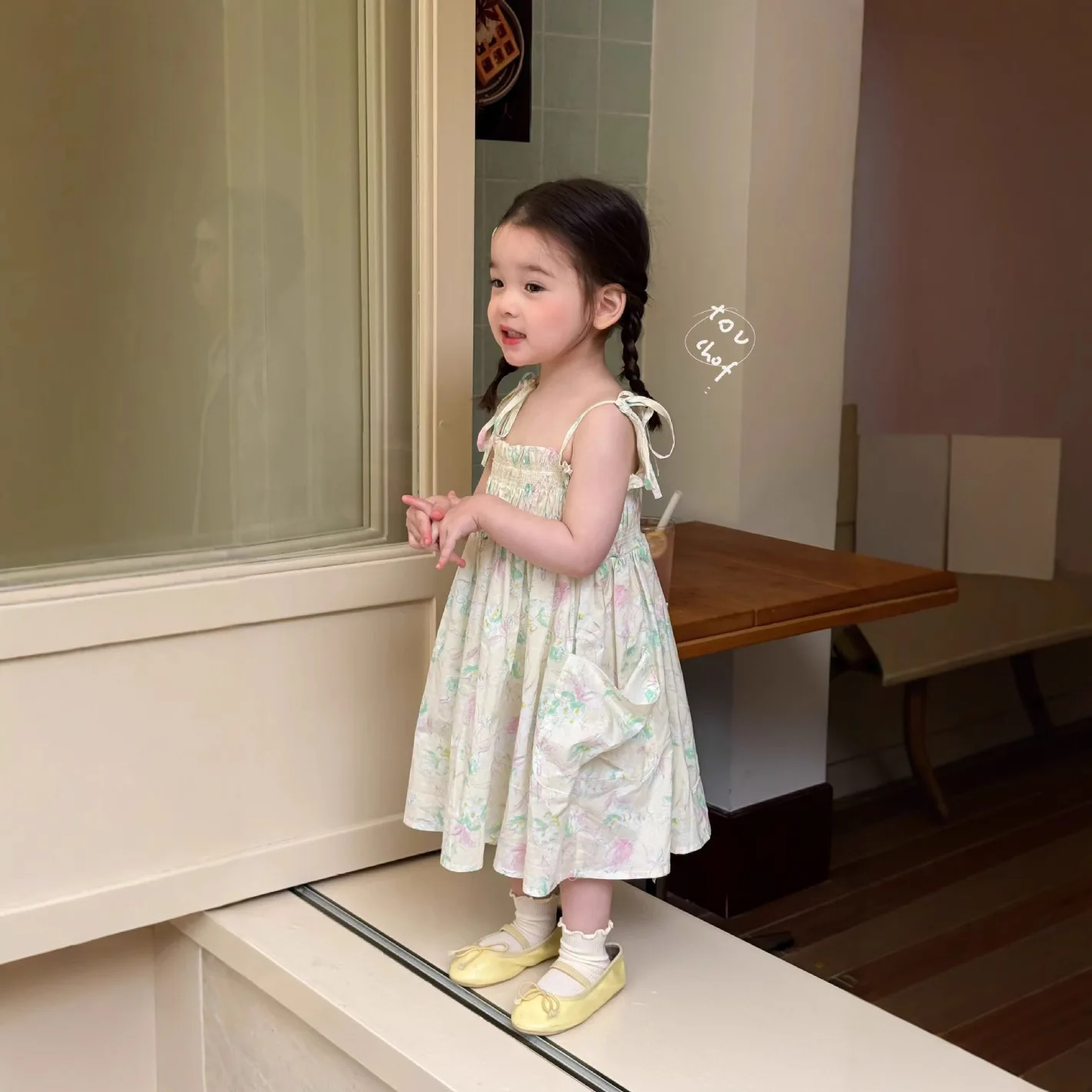 2025 Summer New Girls' and Children's Korean Version Floral Western Style Suspender Skirt Wholesale for Children's Clothing
2025 Summer New Girls' and Children's Korean Version Floral Western Style Suspender Skirt Wholesale for Children's Clothing