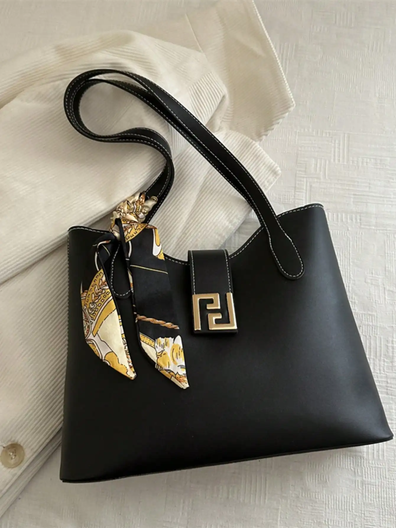 1pc PU Shoulder Tote Bag With Silk Scarf Decor, Large Capacity, Lightweight Multi-Purpose, Suitable For Commuting To Work
1pc PU Shoulder Tote Bag With Silk Scarf Decor, Large Capacity, Lightweight Multi-Purpose, Suitable For Commuting To Work