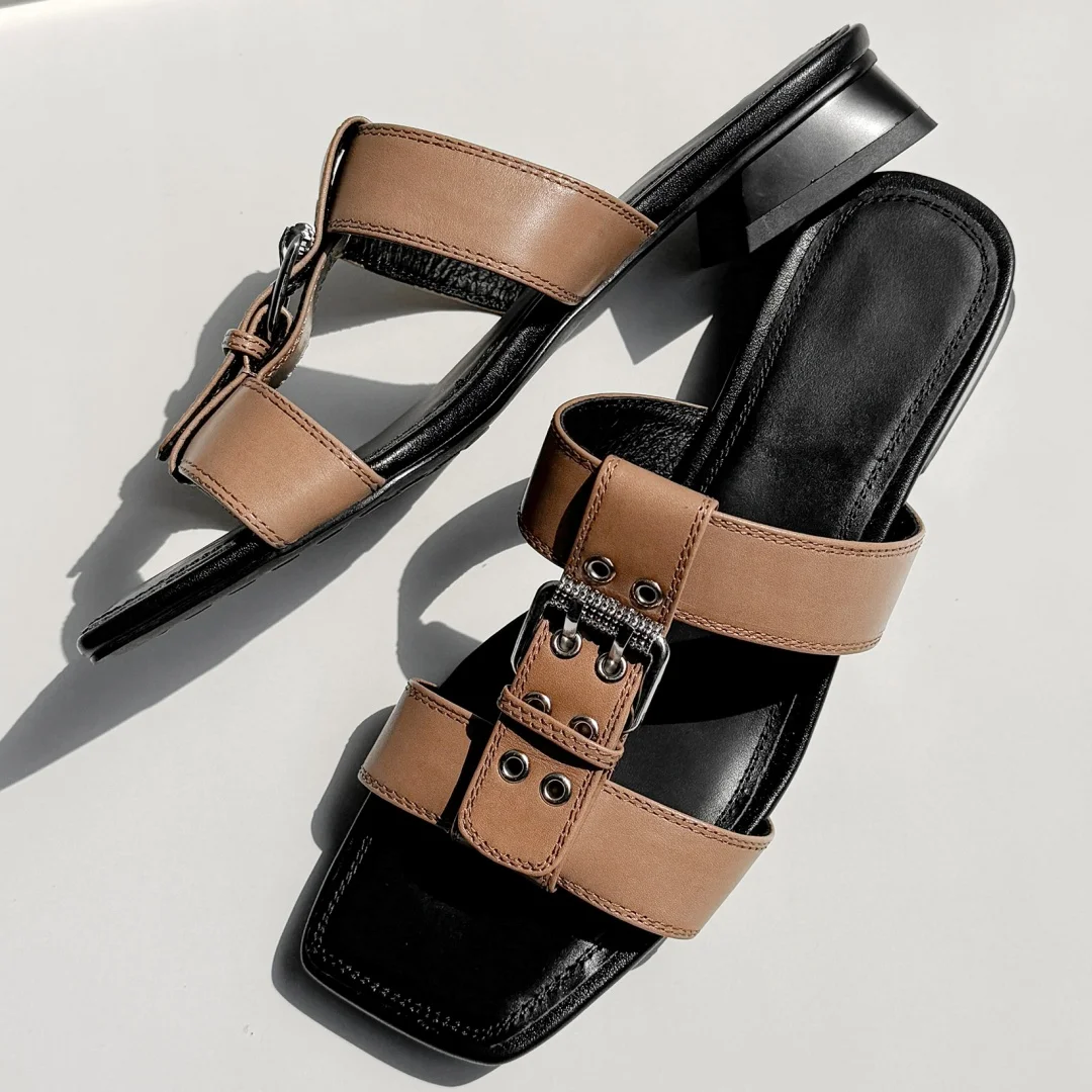 Женские летние шлепанцы без шнуровки из коровьей кожи с узким ремешком и Т-образным ремешком, повседневные туфли на плоской подошве толщиной 2 см на низком каблуке
Женские летние шлепанцы без шнуровки из коровьей кожи с узким ремешком и Т-образным ремешком, повседневные туфли на плоской подошве толщиной 2 см на низком каблуке