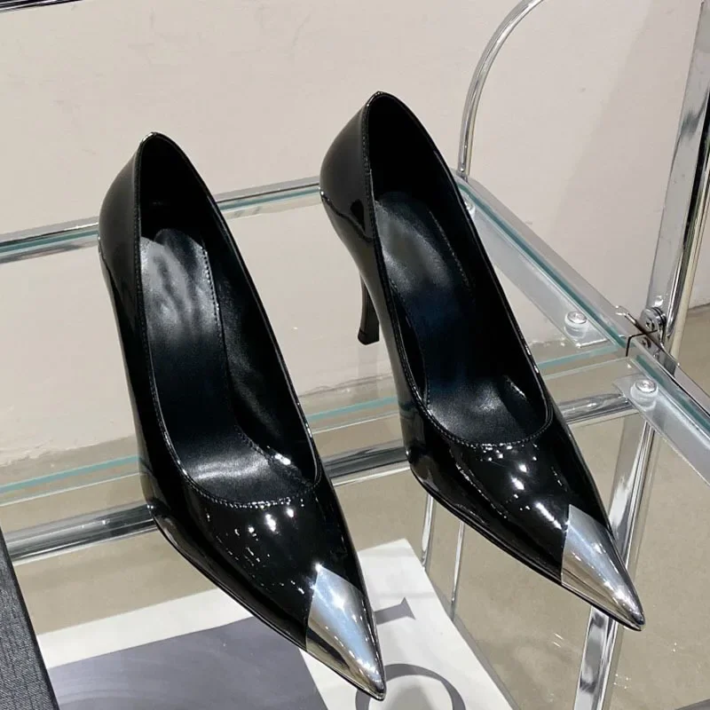 2024 Summer New Metal Pointed Black Lacquer Thin Heel High Heel Shoes Women's Versatile Shallow Mouth Single Shoes
2024 Summer New Metal Pointed Black Lacquer Thin Heel High Heel Shoes Women's Versatile Shallow Mouth Single Shoes