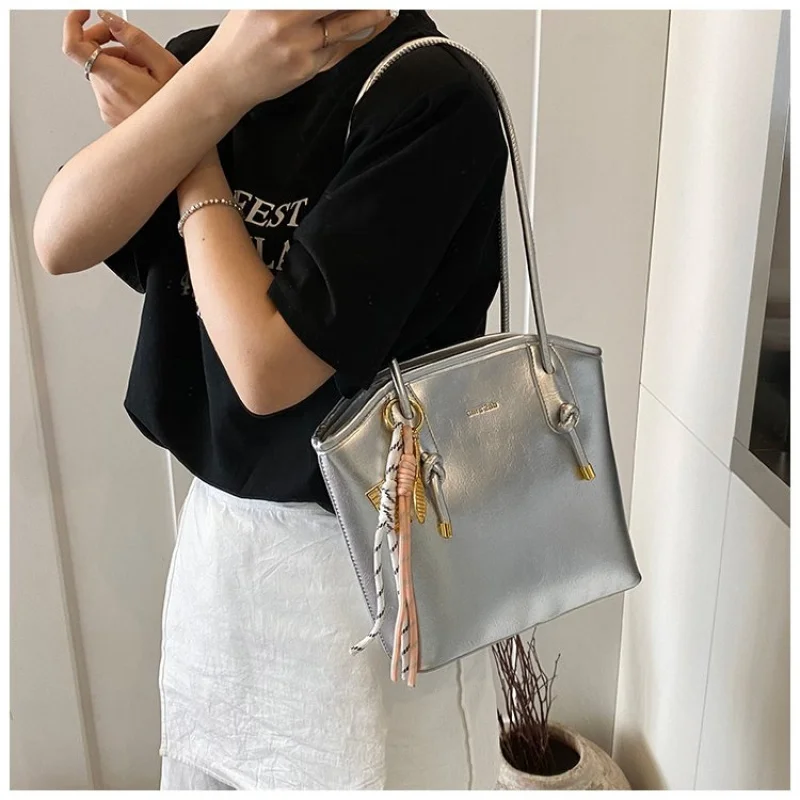 Frameless Shoulder Bag With Elegant Profile And Premium Polished Professional Look
Frameless Shoulder Bag With Elegant Profile And Premium Polished Professional Look