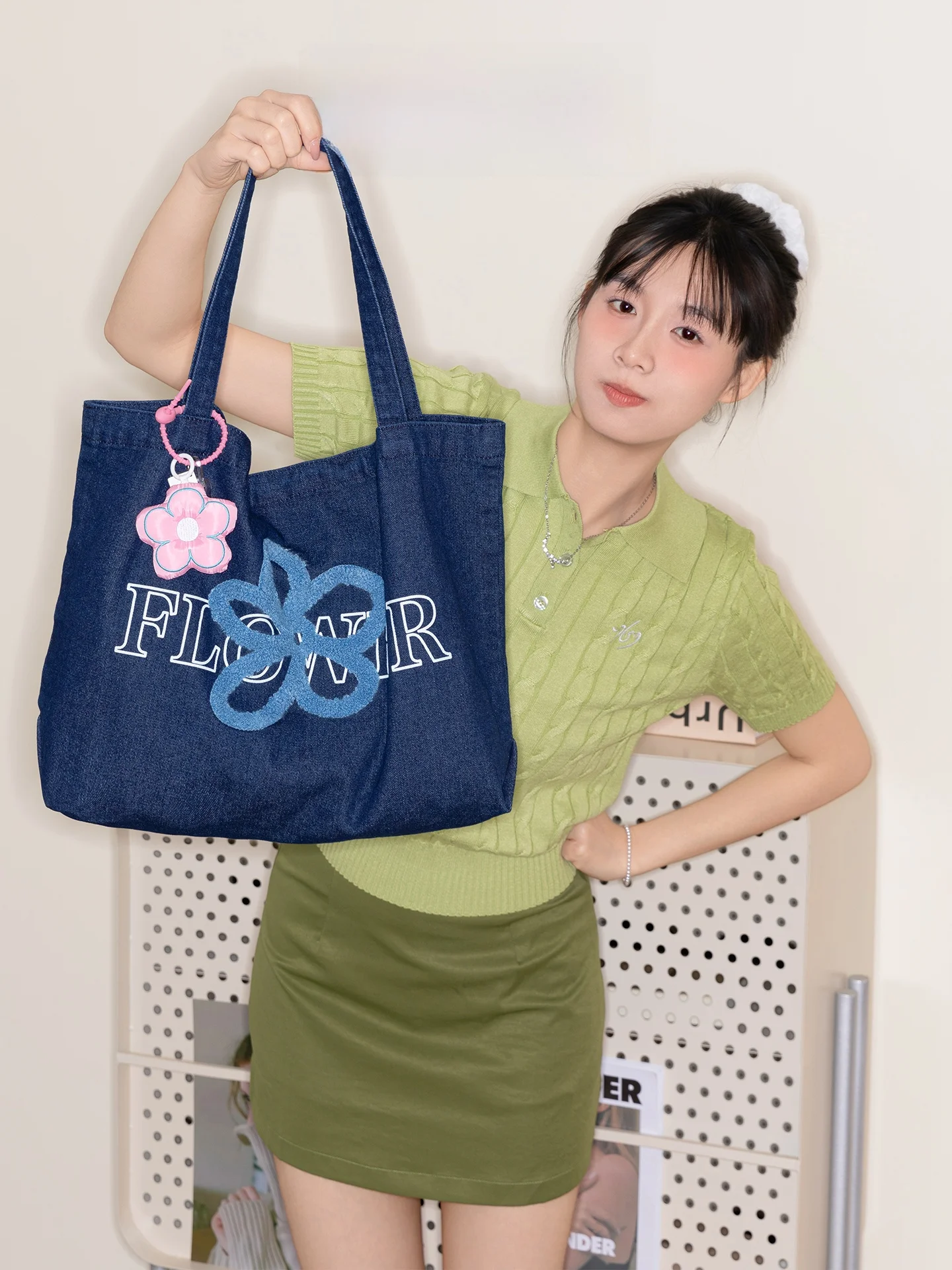 Washed Denim Embroidered Flower Tote Bag Casual Simple Style Single Shoulder Bag Large Capacity for College Students
Washed Denim Embroidered Flower Tote Bag Casual Simple Style Single Shoulder Bag Large Capacity for College Students