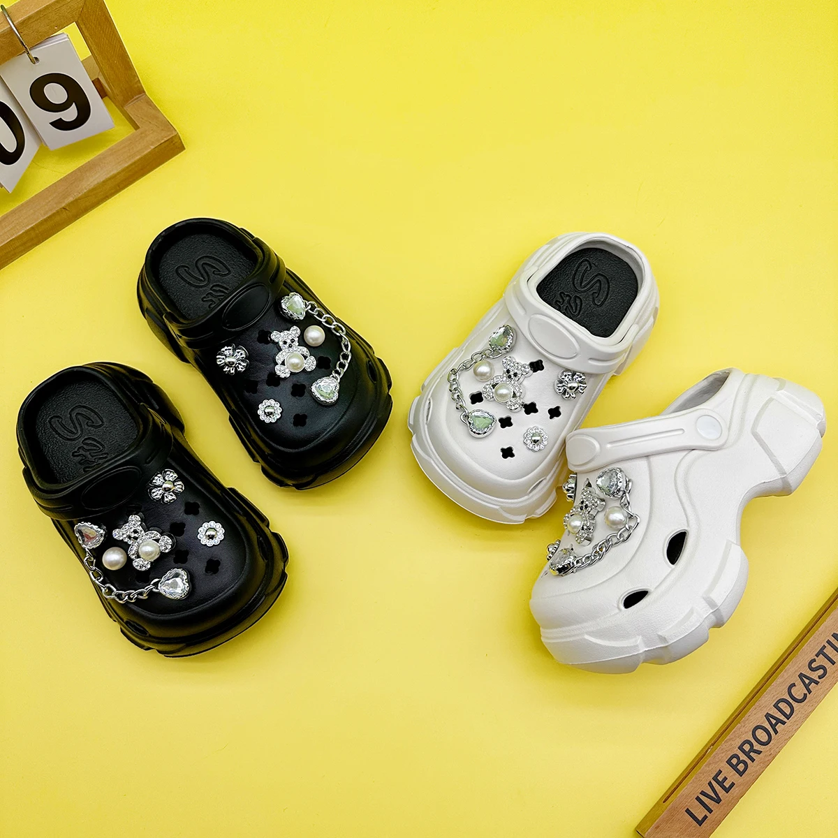 New Fashionable Versatile Cartoon Silver Bear Clogs with Soft Soles, Non-Slip Closed-Toe Sandals for Boys and Girls, Model 606
New Fashionable Versatile Cartoon Silver Bear Clogs with Soft Soles, Non-Slip Closed-Toe Sandals for Boys and Girls, Model 606
