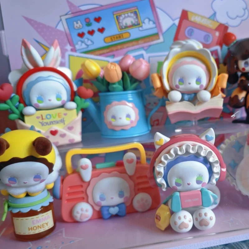 Подлинная Emma Secret Forest Love Dopamine Series слепая коробка милая модель гаражный комплект настольные декоративные украшения дизайнерская игрушка
Подлинная Emma Secret Forest Love Dopamine Series слепая коробка милая модель гаражный комплект настольные декоративные украшения дизайнерская игрушка