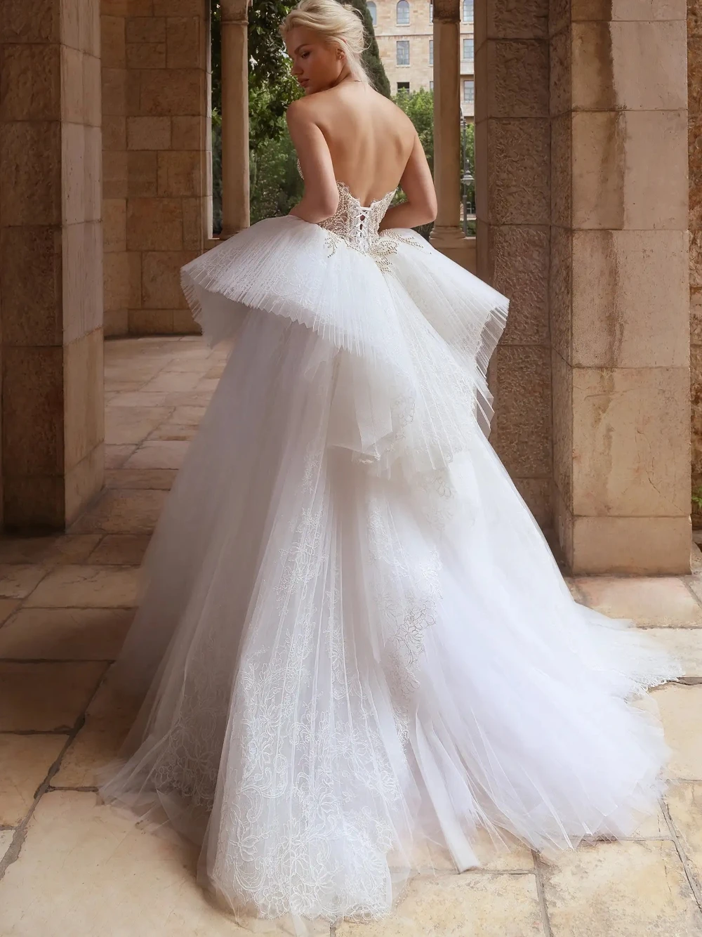 SAROULU Modern Glamorous Beaded Tulle Wedding Dress Layered Ruffle Ball Gown Sweetheart Neck Bridal Gown For Wedding Photoshoot
SAROULU Modern Glamorous Beaded Tulle Wedding Dress Layered Ruffle Ball Gown Sweetheart Neck Bridal Gown For Wedding Photoshoot