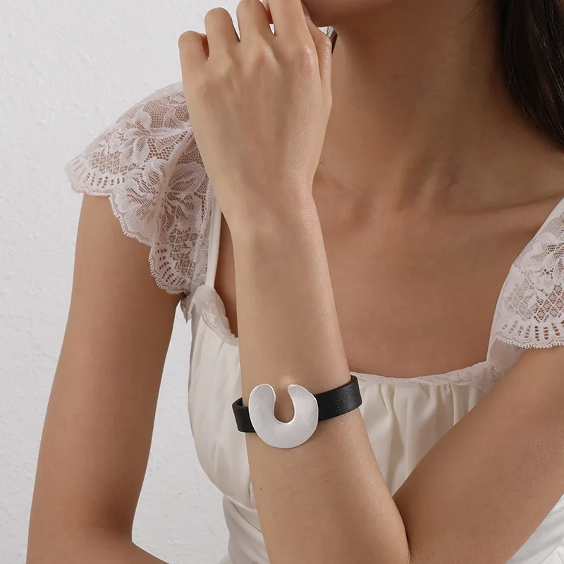 DIY accessories new leather bracelet geometric U-shaped women's approval + fashion metal new bracelet bracelet
DIY accessories new leather bracelet geometric U-shaped women's approval + fashion metal new bracelet bracelet