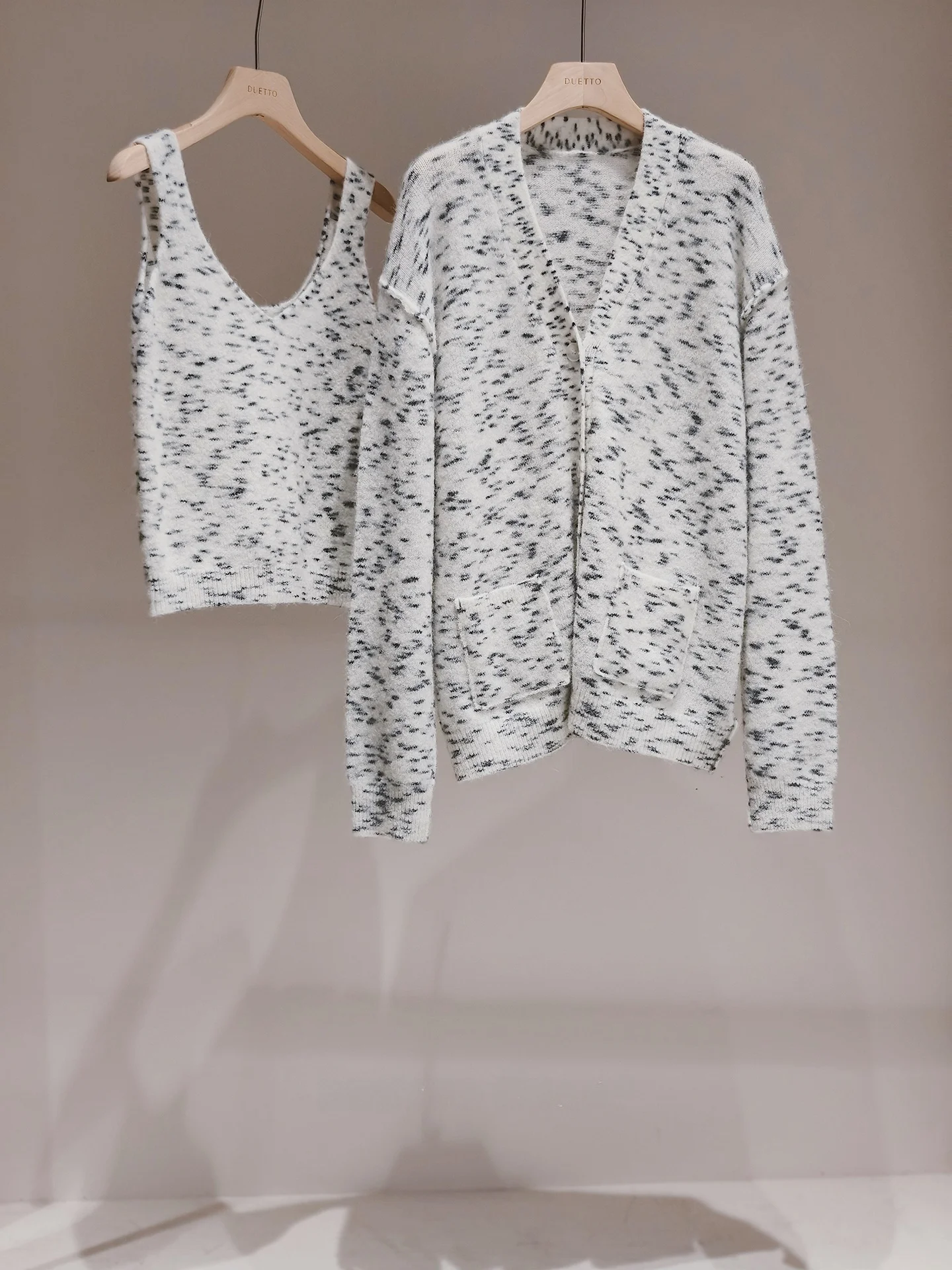 Warm Thick Knitted Alpaca Wool Sweater Vest Set with Floral Pattern V-Neck Long Sleeve Casual Elegant Style for Women
Warm Thick Knitted Alpaca Wool Sweater Vest Set with Floral Pattern V-Neck Long Sleeve Casual Elegant Style for Women