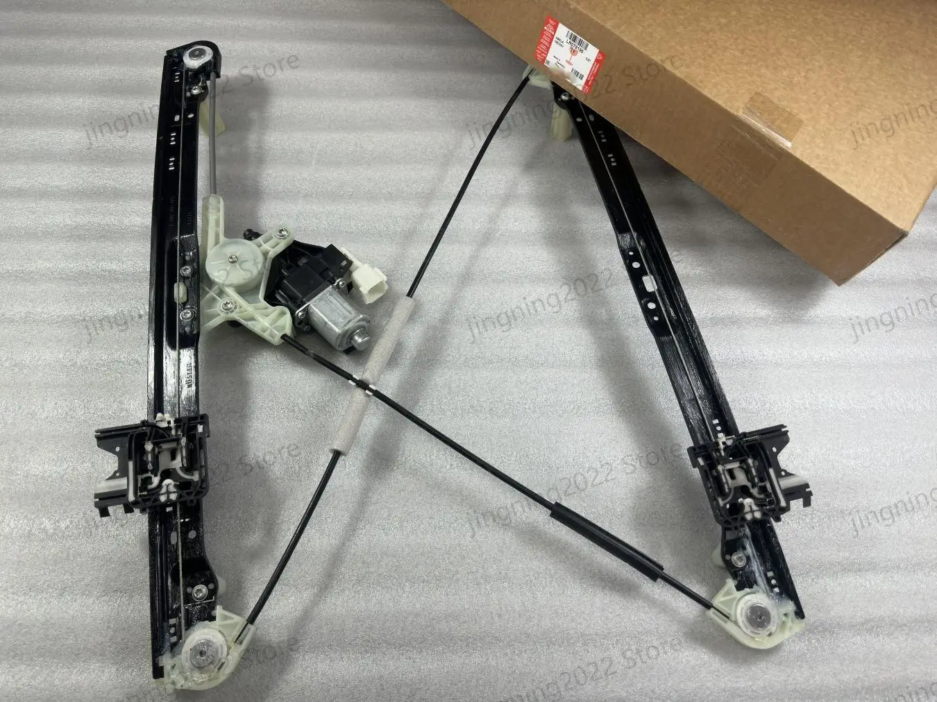 The elevator assembly right rear window lifter is suitable for the extended version of Range Rover Executive 2013-2020 LR153957
The elevator assembly right rear window lifter is suitable for the extended version of Range Rover Executive 2013-2020 LR153957